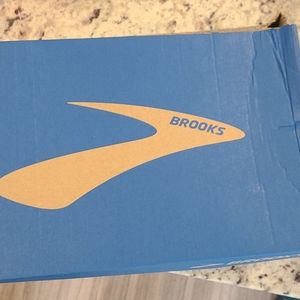 Brand new BROOKS running shoes!